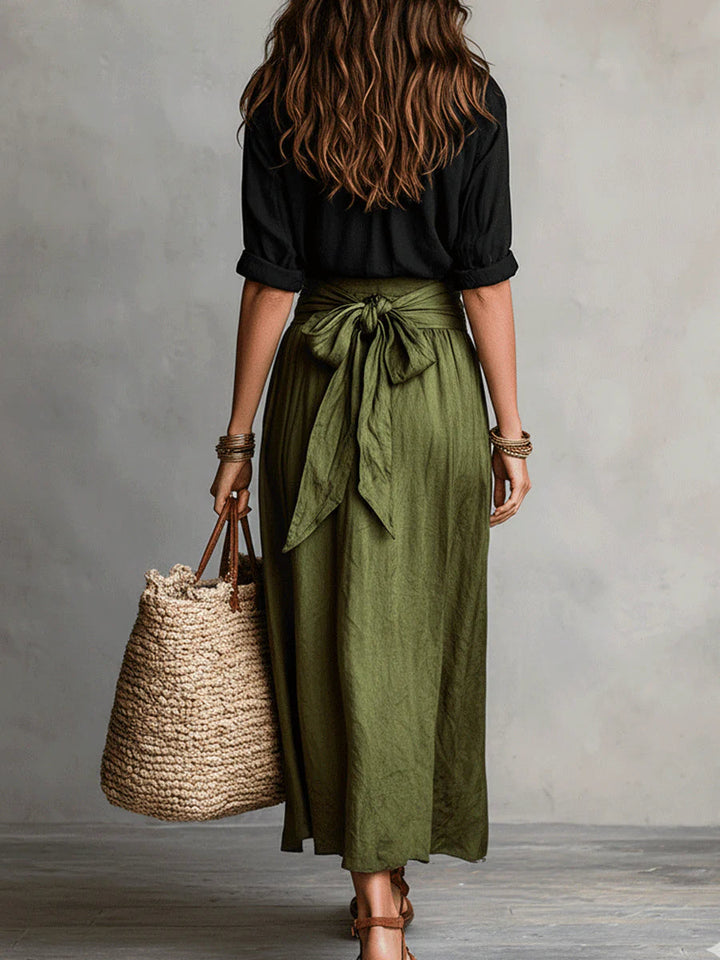 Vera – Ensemble deux pièces : t-shirt noir et jupe mi-longue vert olive